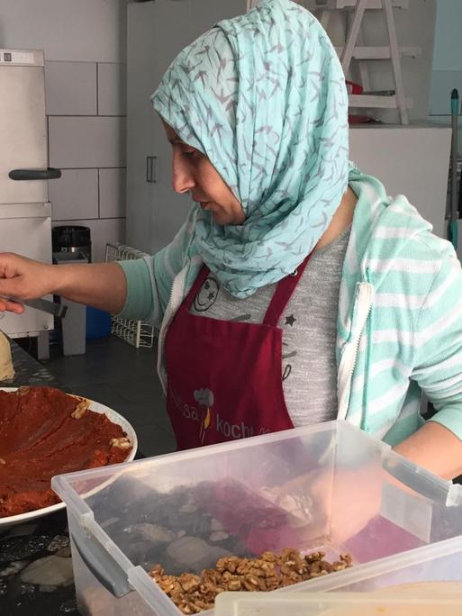 Gülecin Saleh ist eine der Frauen, die bei Nefisa kocht" arbeitet.