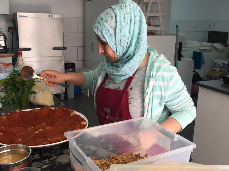 Gülecin Saleh ist eine der Frauen, die bei Nefisa kocht" arbeitet.