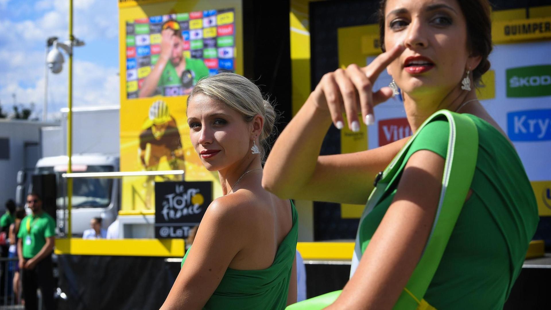 Die Hostessen für das Grüne Trikot bei der Tour de France warten auf ihren Einsatz.