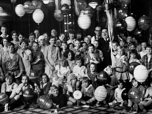 Schwarz-weiß-Aufnahme von Kindern in Karnevalskleidung