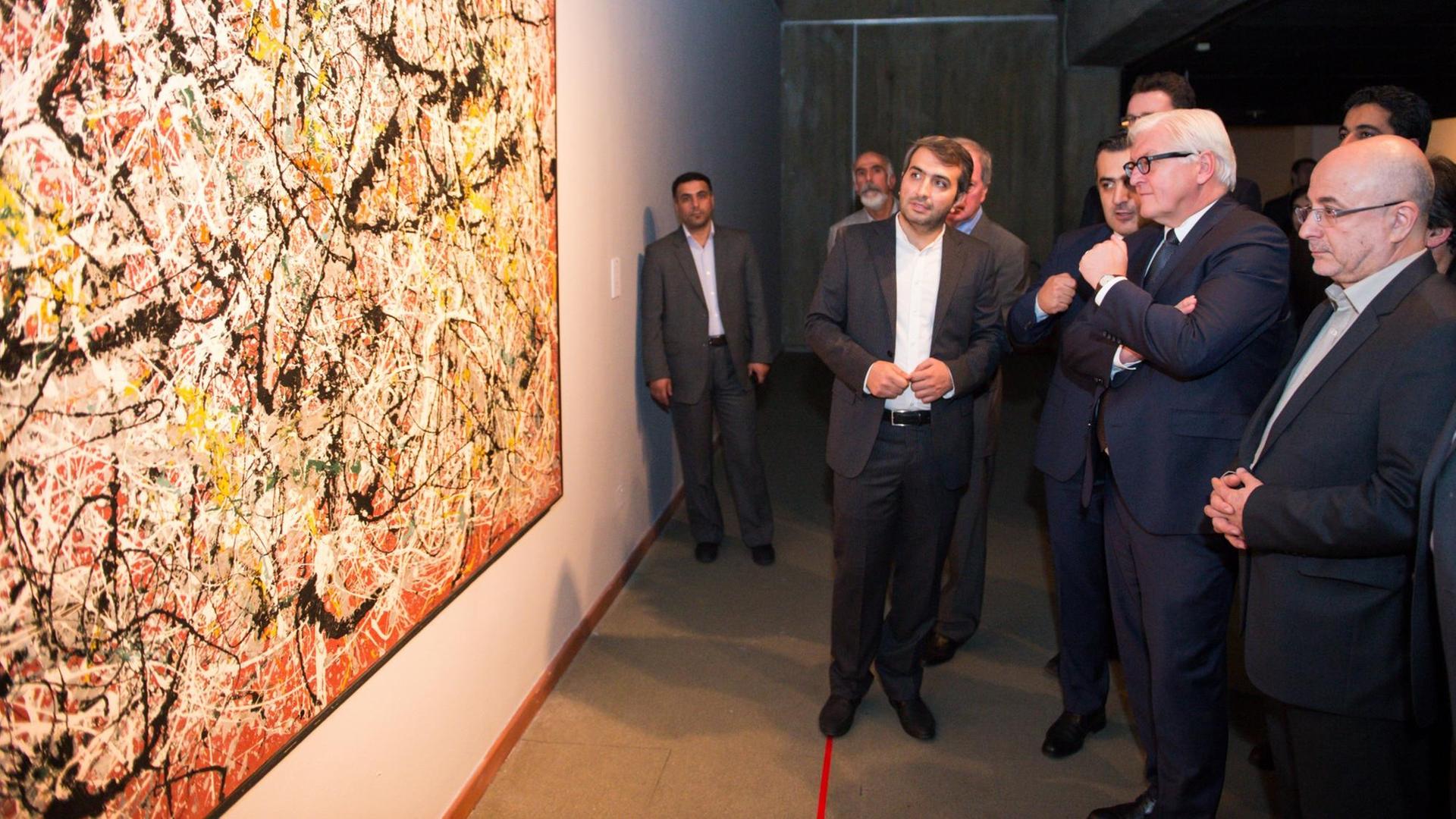 Sie sehen Bundesaußenminister Frank-Walter Steinmeier im "Tehran Museum of Contemporary Art (TMOCA)". Er schaut sich ein Gemälde von Jackson Pollock an.
