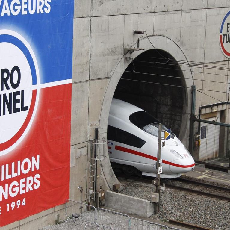 Ein deutscher ICE fährt am 13.10.2010 erstmals durch den Eurotunnel.