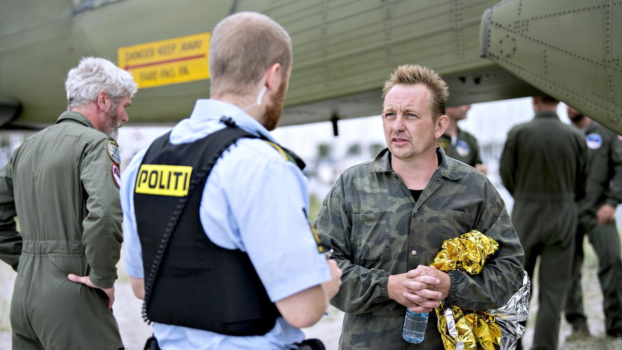 Peter Madsen, Erbauer und Kapitän des privaten U-Boots "UC3 Nautilus" spricht am 11.8.2017 mit einem Polizisten im Dragoer Hafen bei Kopenhagen, nachdem das U-Boot gesunken war.