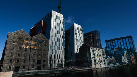 Eine Gesamtansicht des fast fertiggestellten neuen Standorts Boland™s Quay in der Barrow Street in Dublin und des Gebäudes der Google EMEA-Zentrale (rechts) an den Grand Canal Docks in Dublin.