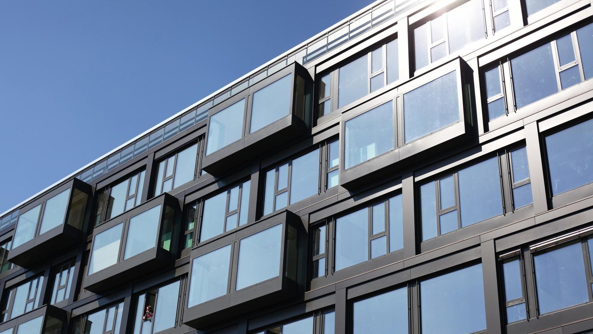 Das Foto zeigt eine Neubaufassade in Berlin.
