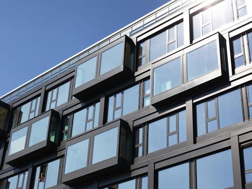 Das Foto zeigt eine Neubaufassade in Berlin.