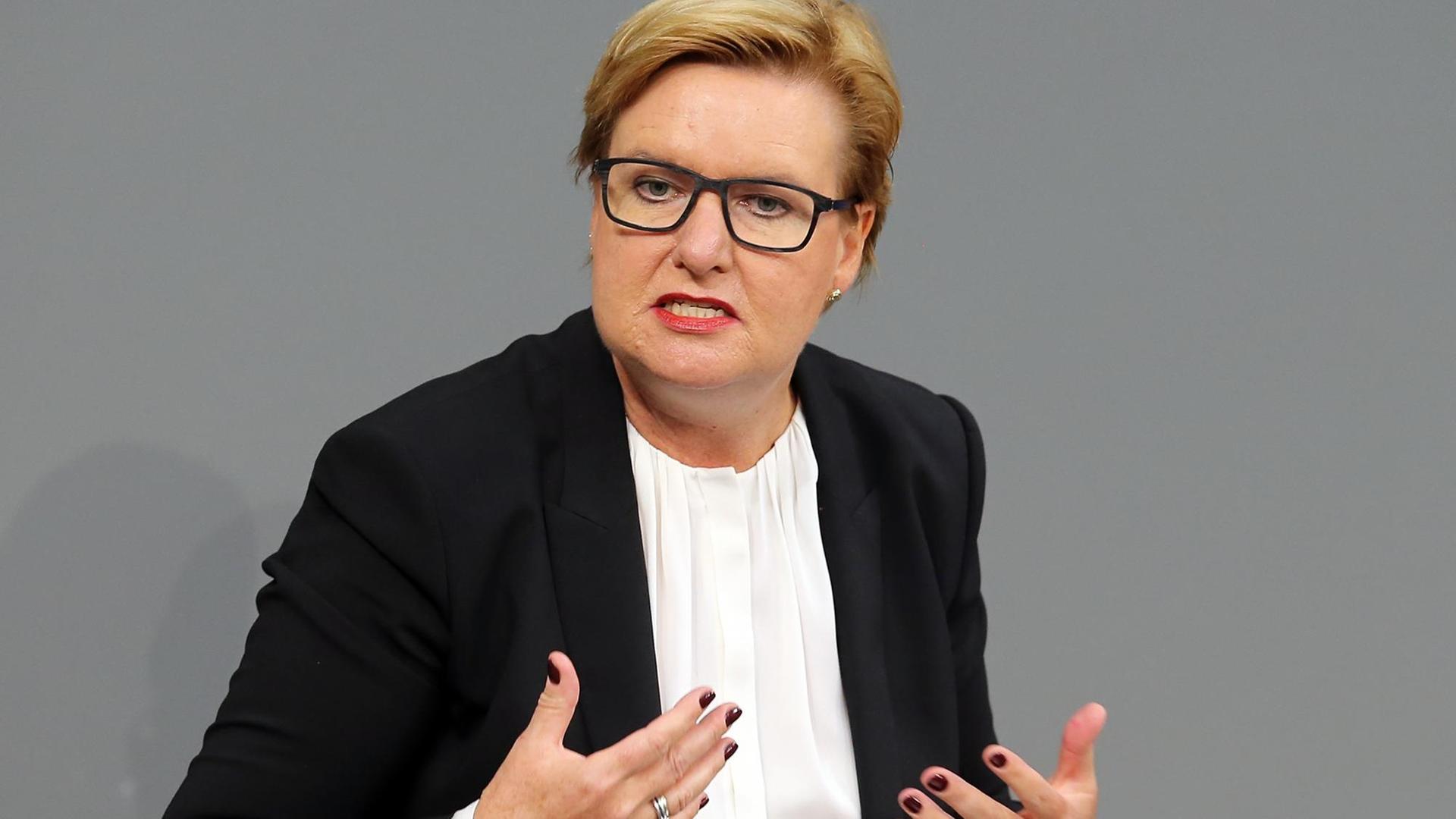 Eva Högl (SPD) spricht im Deutschen Bundestag in Berlin.