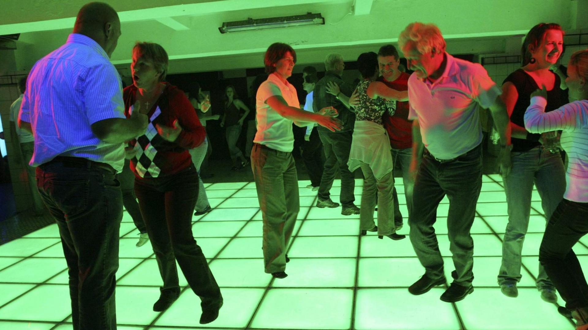 Senioren tanzen in einer Disko