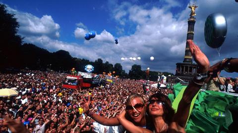 Raver vor der Siegessäule anlässlich der Love Parade 2001 in Berlin-Tiergarten. Das Foto zeigt den Techno-Umzug mit Hunderttausenden von Menschen im Juli 2001 in Berlin.