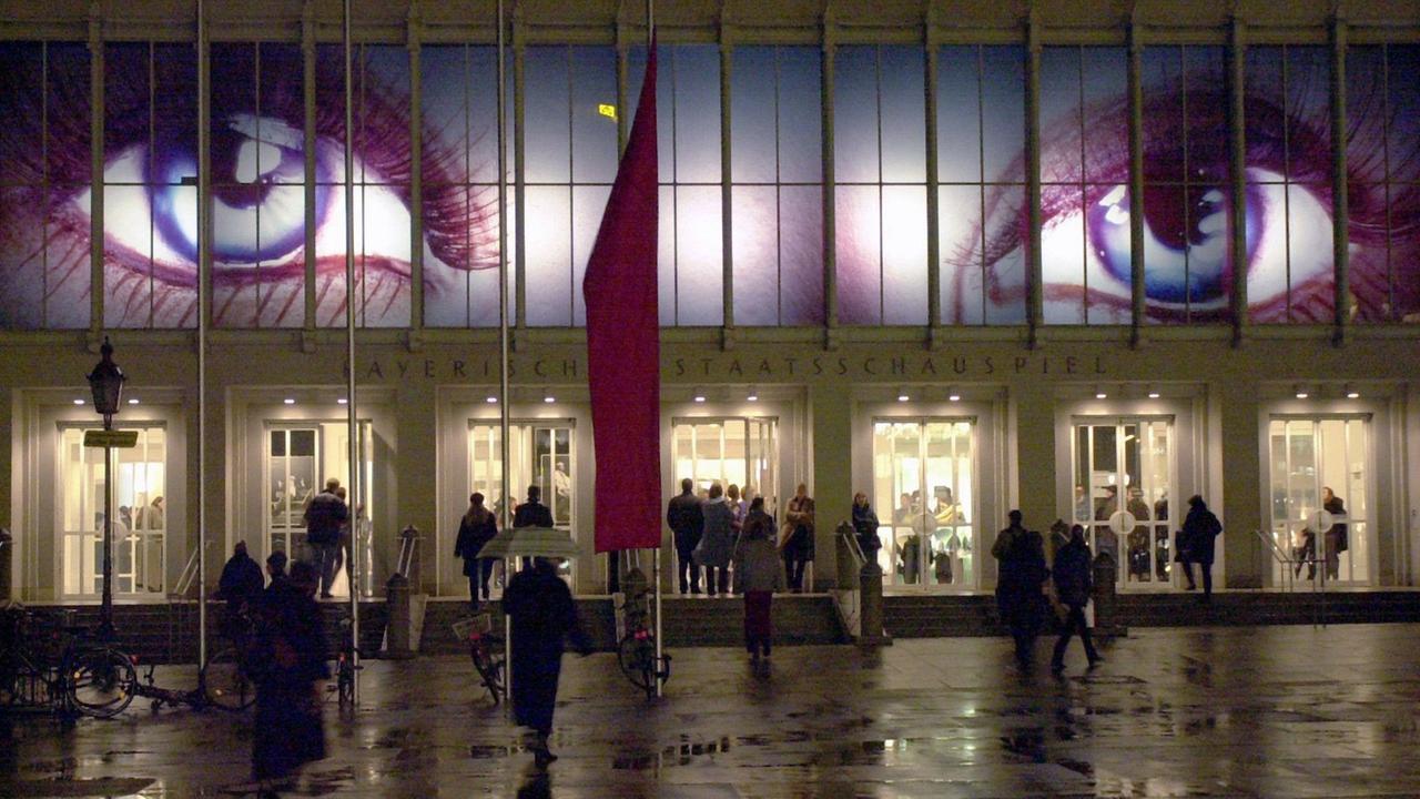 Die 23 Meter große Installation ist ein Kunstwerk von Elisabeth Brockmann und heißt "Digitaler Blick". (Über der Eingangstür des Bayerischen Staatsschauspiels in München leuchten 9.2.2000)