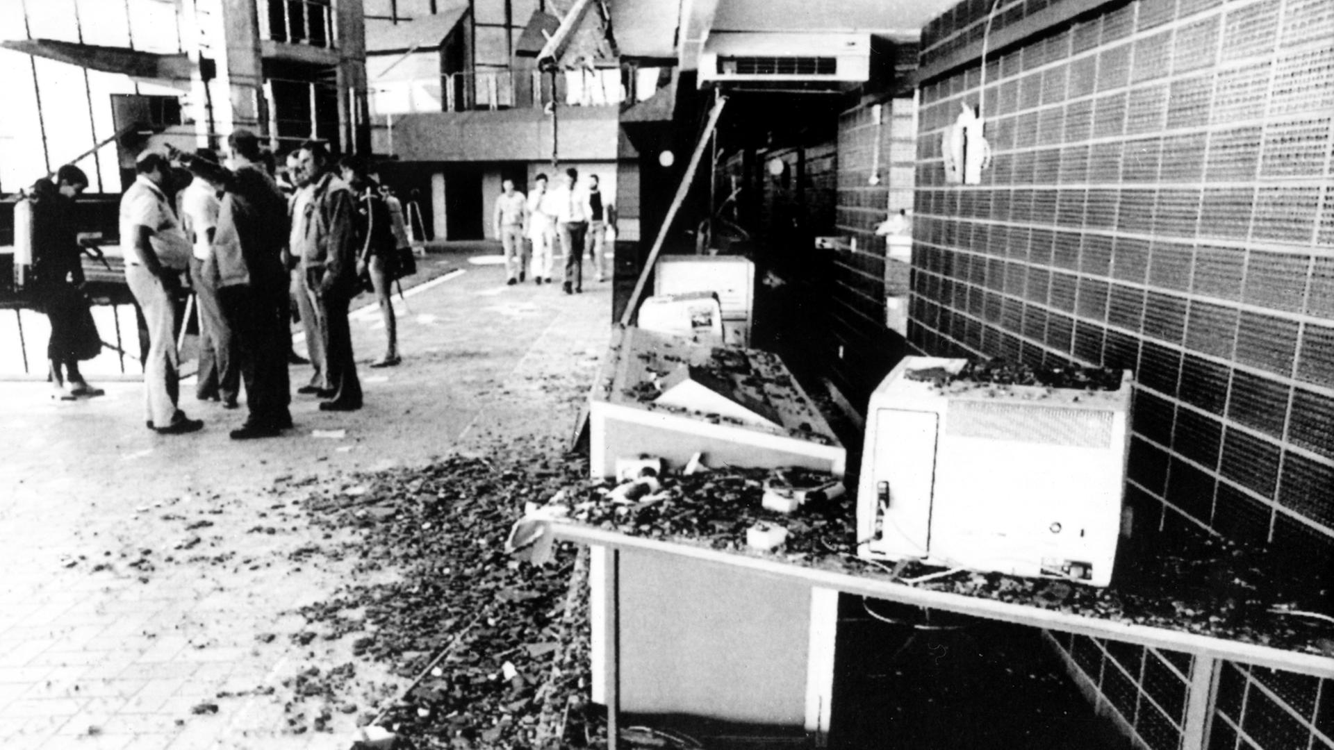 Durch die Explosion einer Bombe auf dem Dach des Olympia Hallenbades auf dem Kirchberg in Luxemburg ist in der Nacht zum 30.09.1985 ein Schaden in Millionenhöhe entstanden.