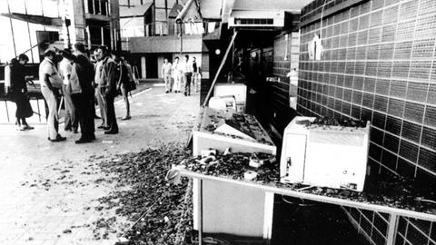 Durch die Explosion einer Bombe auf dem Dach des Olympia Hallenbades auf dem Kirchberg in Luxemburg ist in der Nacht zum 30.09.1985 ein Schaden in Millionenhöhe entstanden.