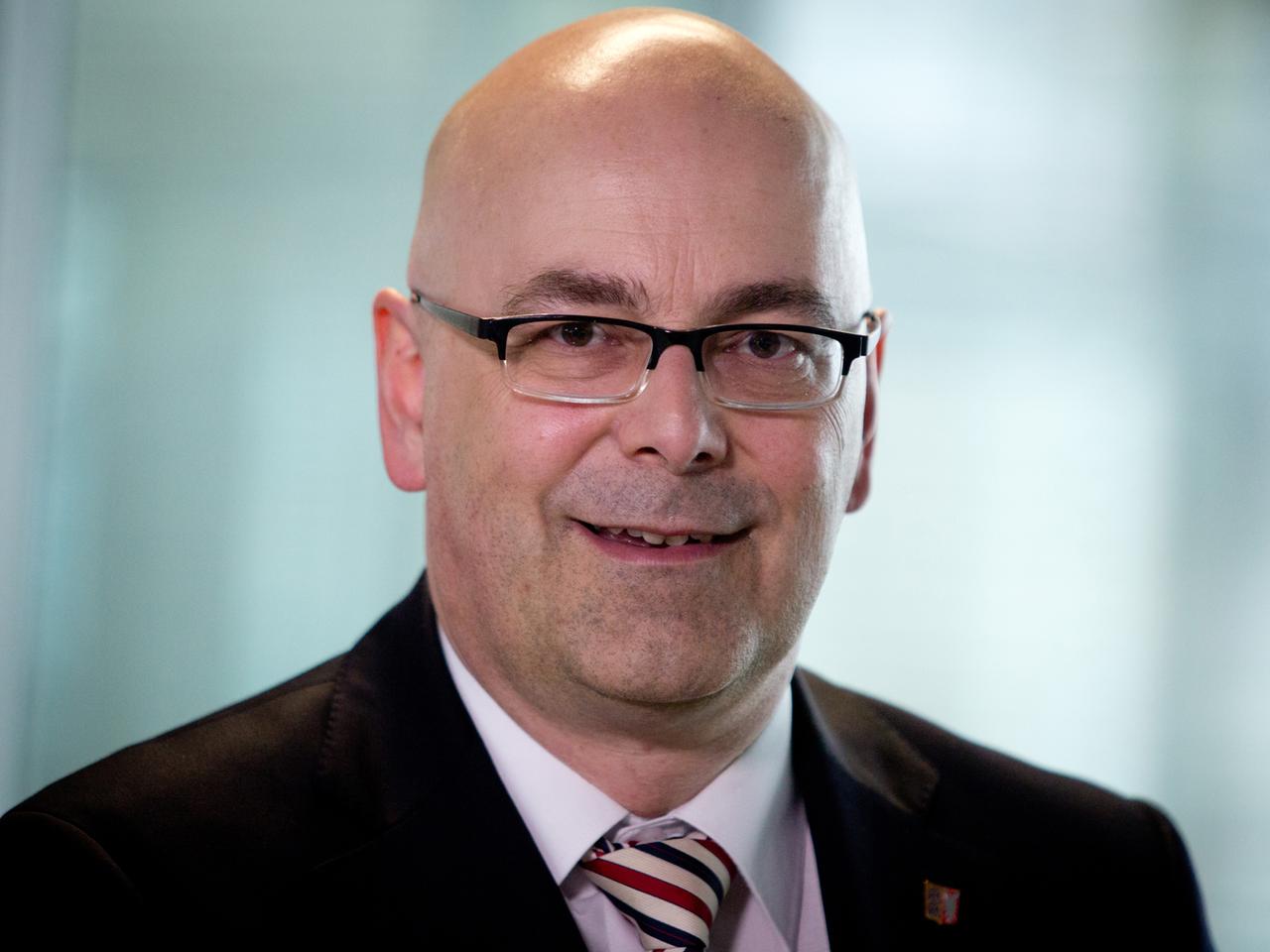 Torsten Albig (SPD), der Ministerpräsident des Landes Schleswig-Holsteins, blickt am 14.03.2014 in Berlin in die Kamera des Fotografen.