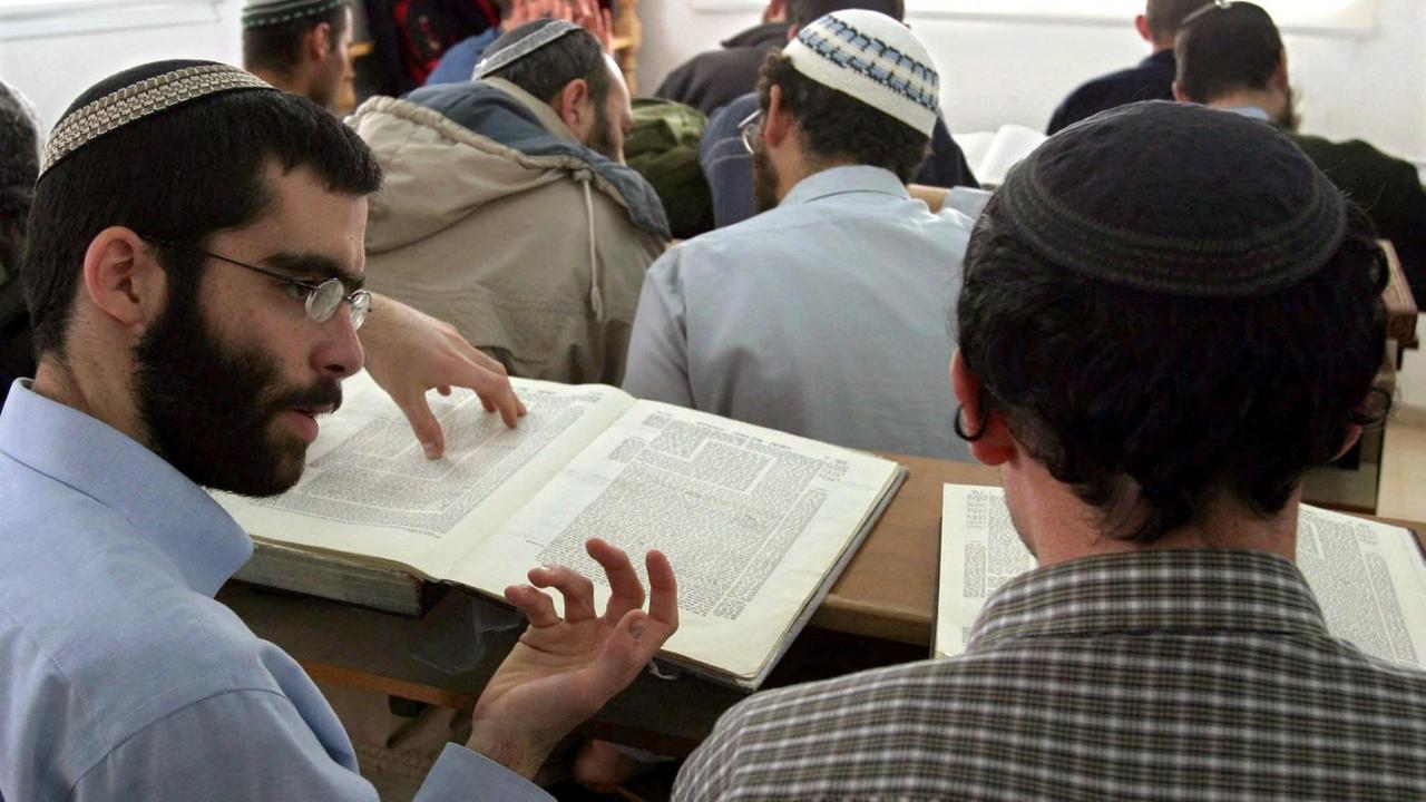 Israelische Siedler unterhalten sich am 18.12.2003 in einer Yeshiva, einer religiösen Schule, in der israelischen Siedlung Migron im Westjordanland beim Studium der Thora. Die auf palästinensischem Gebiet errichtete Siedlung ist das Zuhause von 40 israelischen Familien.