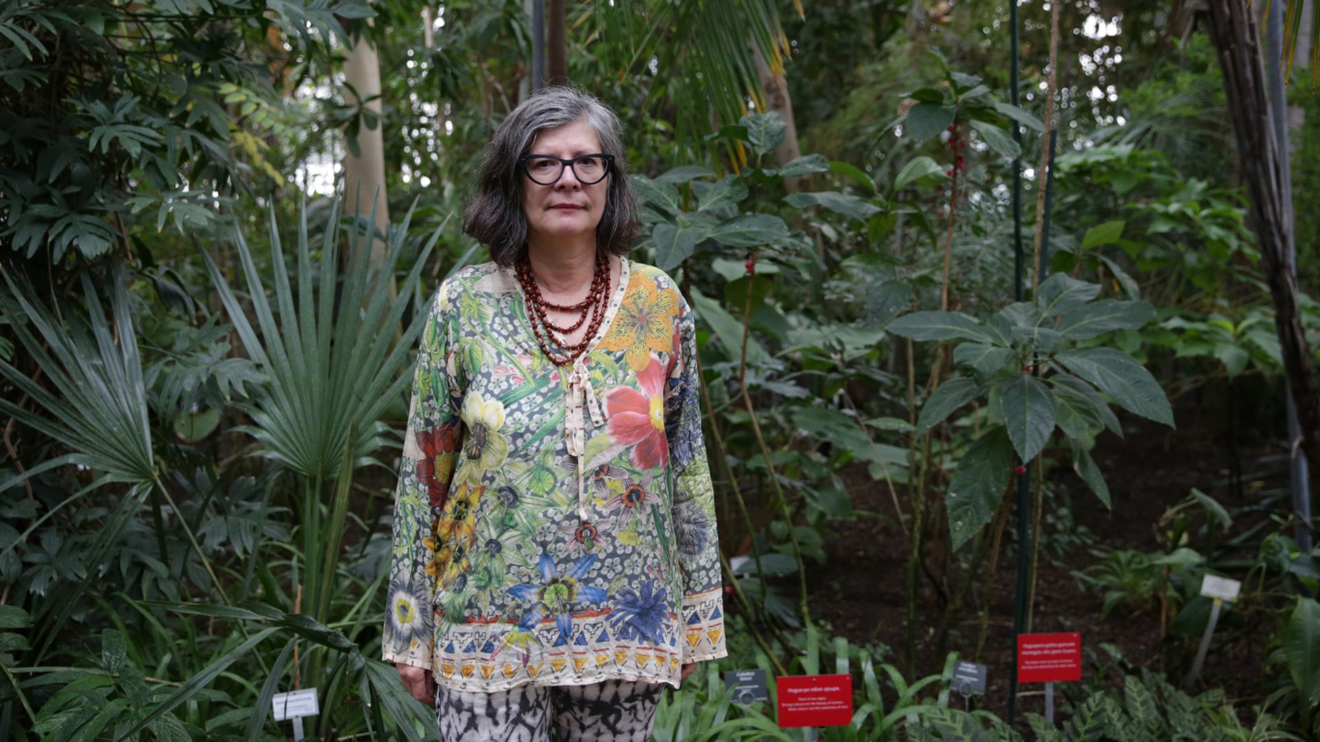 Die Künstlerin Maria Thereza Alves im Botanischen Garten Berlin
