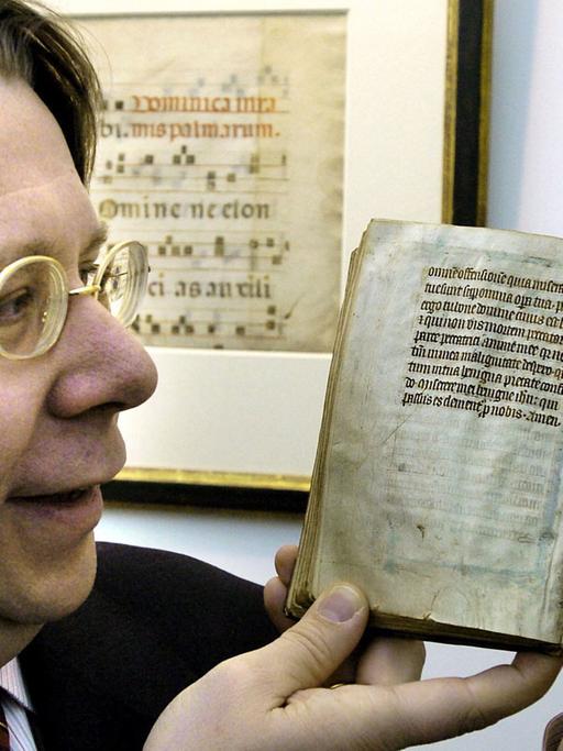 Antiquar Jörn Günther präsentiert auf der Stuttgarter Antiquariatsmesse 2004 das Corbet-Stundenbuch, eine illuminierte Handschrift auf Pergament. Es ist um 1325 bis 1330 in England entstanden und wird für 650.000 Euro angeboten.