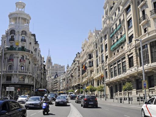 Verkehr auf der Prachtstraße Gran Via in Madrid.