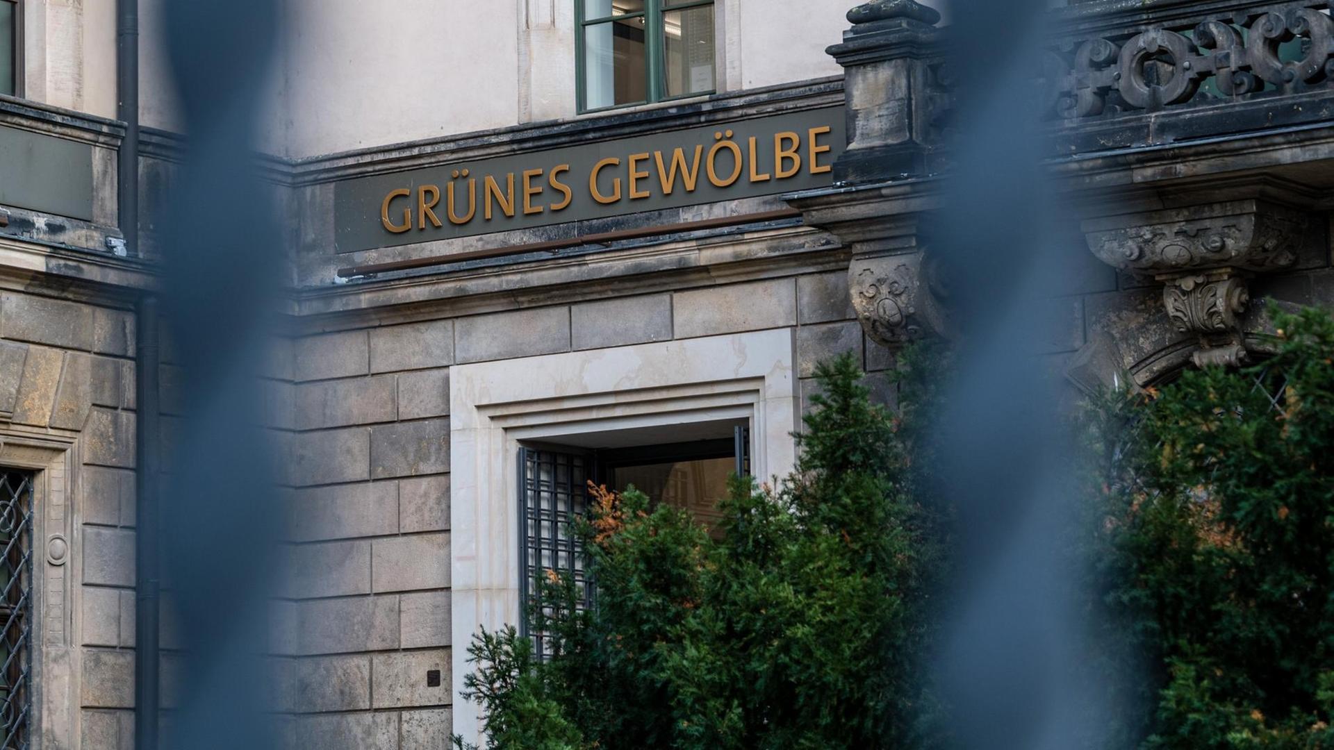 Schrift "Grünes Gewölbe" über einem Eingang, durch einen Zaum fotografiert Schrift "Grünes Gewölbe" über einem Eingang, durch einen Zaum fotografiert