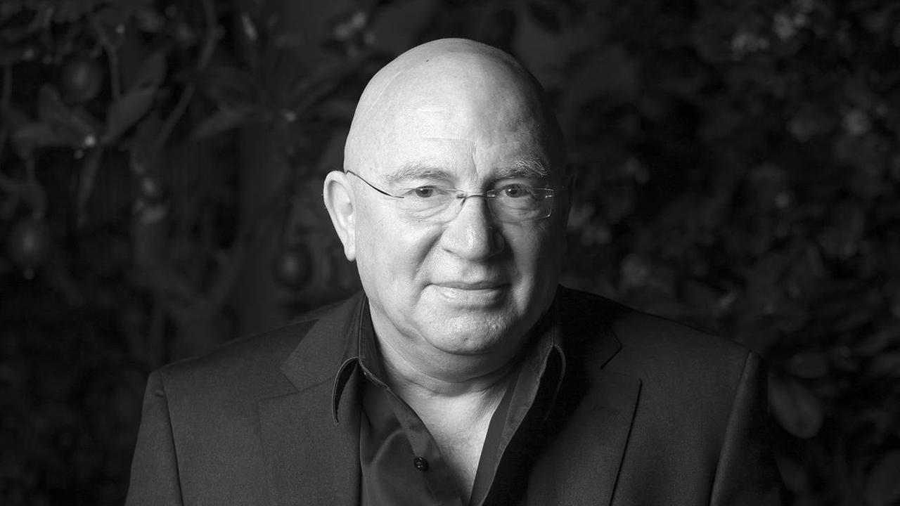 Carlo Strenger in einem schwarz-weiß konvertierten Porträtbild aus dem Jahr 2016. Er trägt eine Brille und schaut konzentriert und nachdenklich Richtung Betrachter.