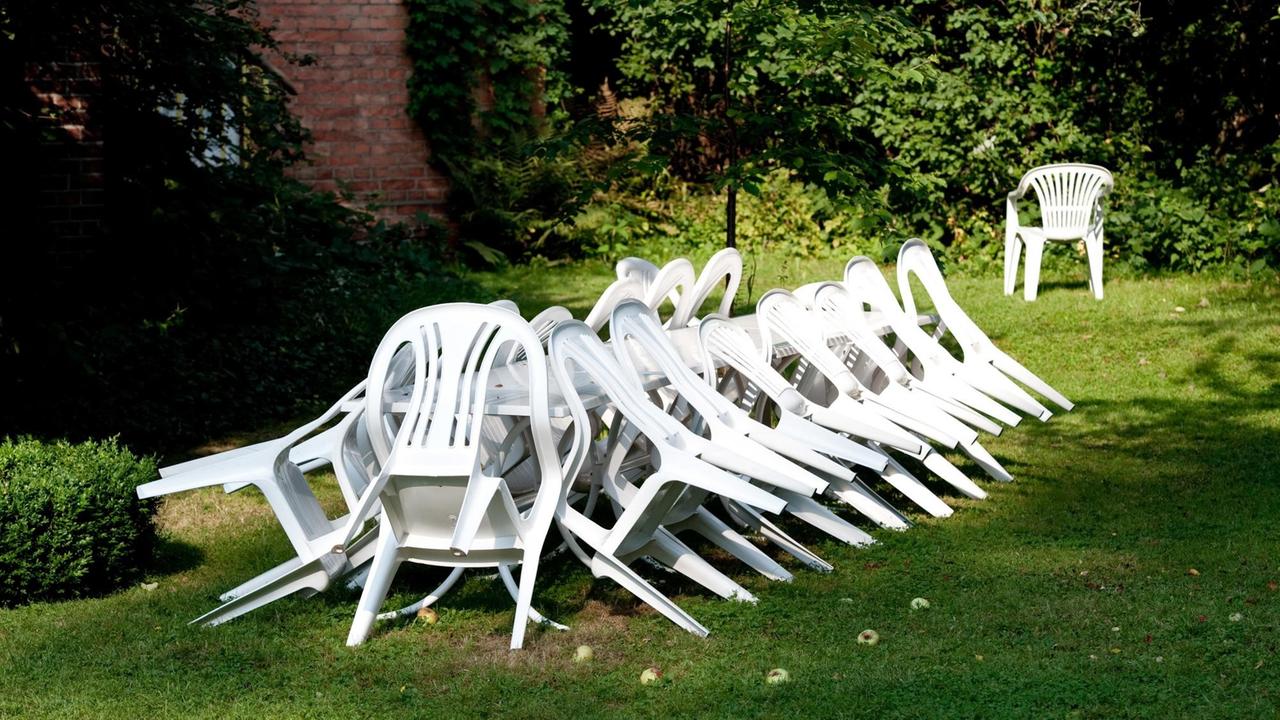 Mit Titandioxid beschichtete Gartenstühle sind zwar unter Sonneneinfluss selbstreinigend, zum Schutz des Kunststoffs ist aber eine zusätzliche Schutzbeschichtung notwendig, die das Verfahren in vielen Bereichen zu teuer macht