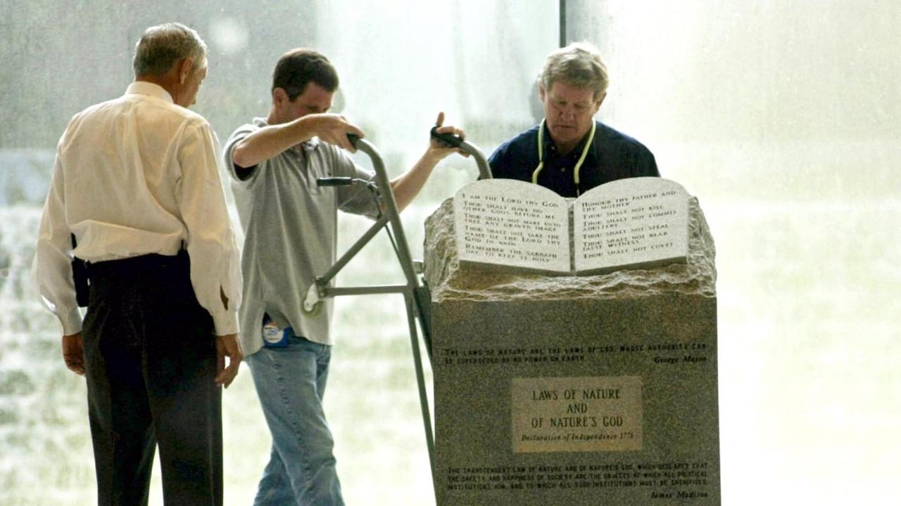 Arbeiter transportieren am 27.8.2003 das zweieinhalb Tonnen schwere Granitmonument mit den Zehn Geboten, das Roy Moore, Vorsitzender des Obersten Gerichtes in Alabama, in einer Nacht- und Nebelaktion vor zwei Jahren in der Lobby seines Gerichtsgebäudes in Montgomery aufbauen ließ, aus dem Gericht.