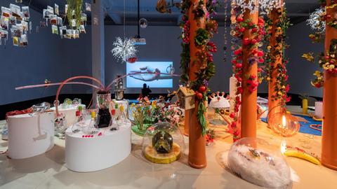 Eine kunstvoll gestaltete Festtafel in der Ausstellung "Future Food - Essen für die Welt von morgen" im Deutschen Hygienemuseum in Dresden