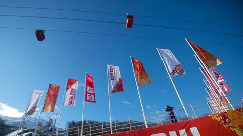 Sportanlage in Sotschi (mit Fahnen) vor Beginn der Olympischen Spiele
