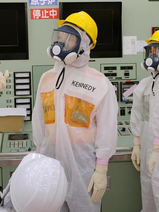 Männer in Schutzanzügen im Atomkraftwerk in Fukushima