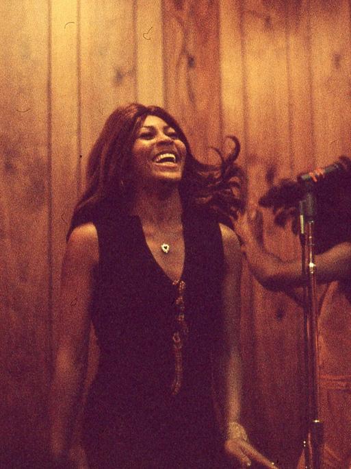 Filmszene aus "Tina": Tina Turner und The Ikettes im Tonstudio, 1973