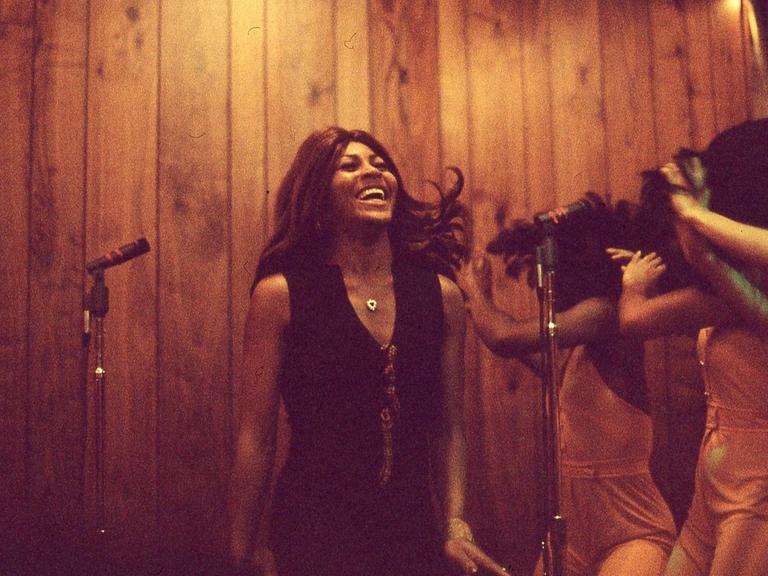 Filmszene aus "Tina": Tina Turner und The Ikettes im Tonstudio, 1973