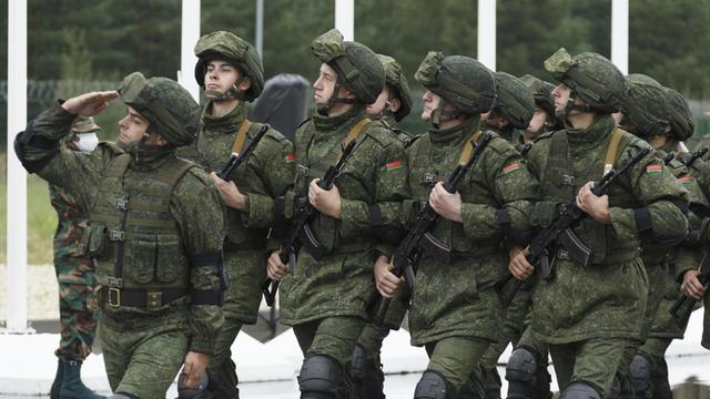 Belarussische Soldaten im Kampfanzug