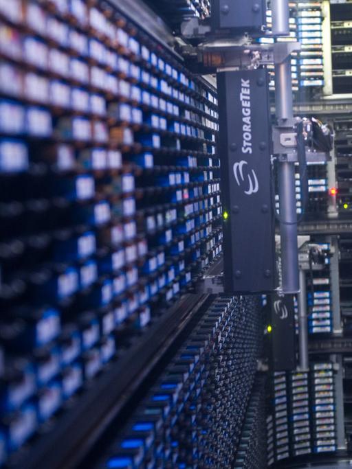Ein automatisches Lager für Magnet-Datenbänder arbeitet am 23.02.2012 in einem Nebenraum des Supercomputers "Blizzard"