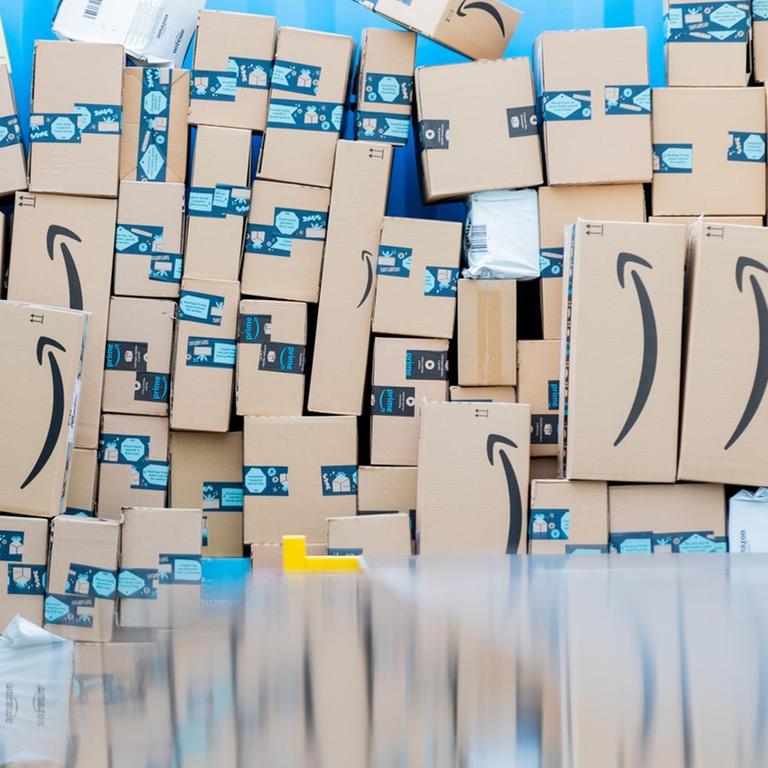 Pakete liegen in einem Logistikzentrum des Versandhändlers Amazon in einem Lkw