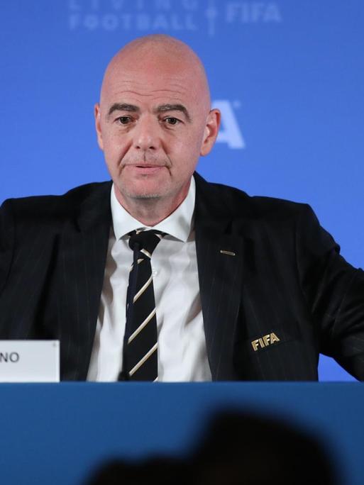  FIFA-Chef Gianni Infantino breitet auf einer Pressekonferenz die Arme aus