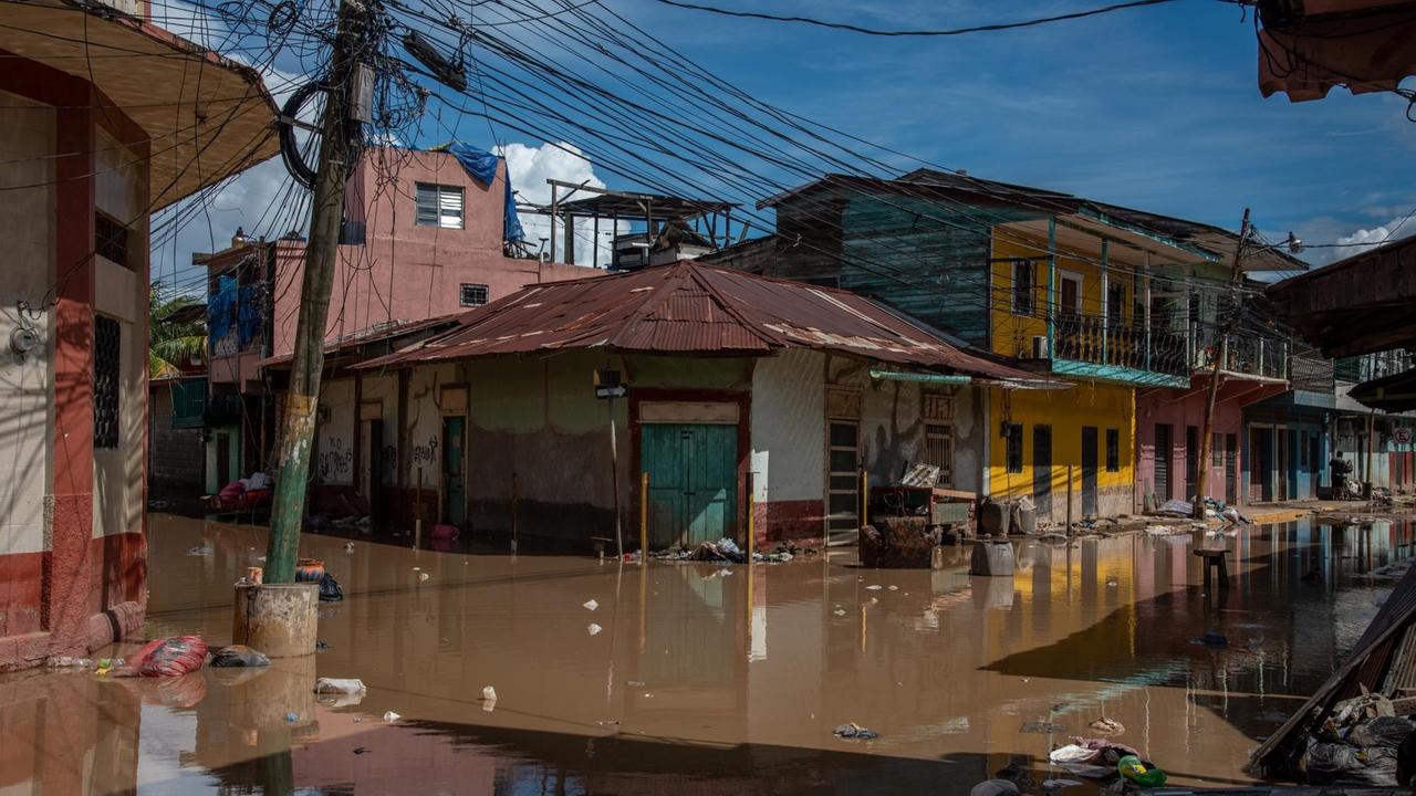 Unter Wasser stehende Straßenecke in der honduranischen Stadt La Lima.