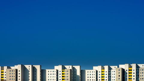 Blauer Himmel und am unteren Rad eine Skyline im Märkischen Viertel in Berlin.