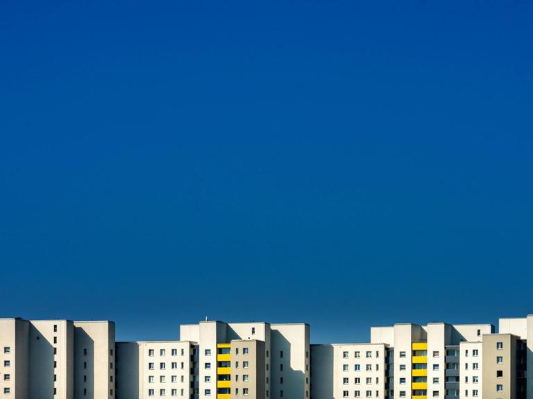 Blauer Himmel und am unteren Rad eine Skyline im Märkischen Viertel in Berlin.