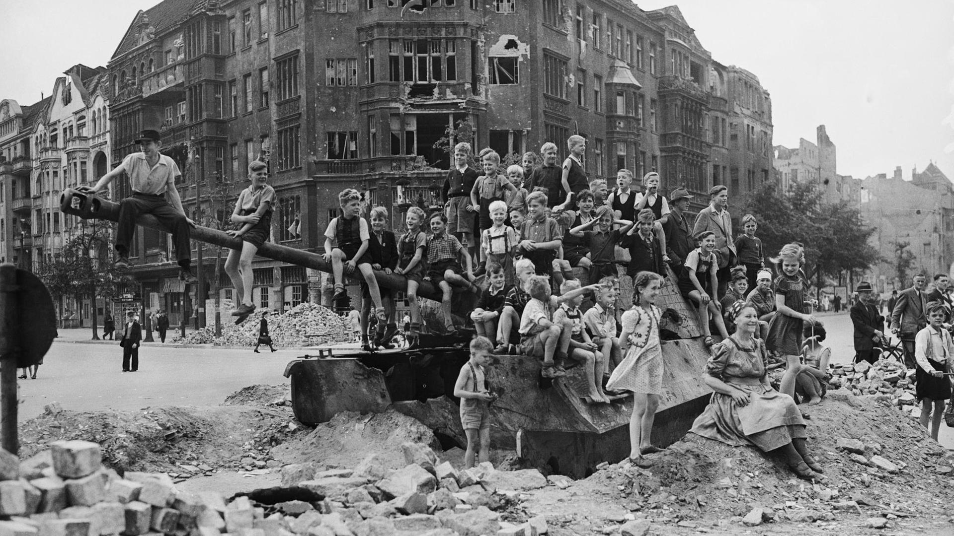 Kinder spielen 1945 in Berlin auf einem alten Panzer.