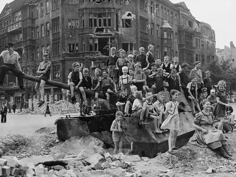 Kinder spielen 1945 in Berlin auf einem alten Panzer.