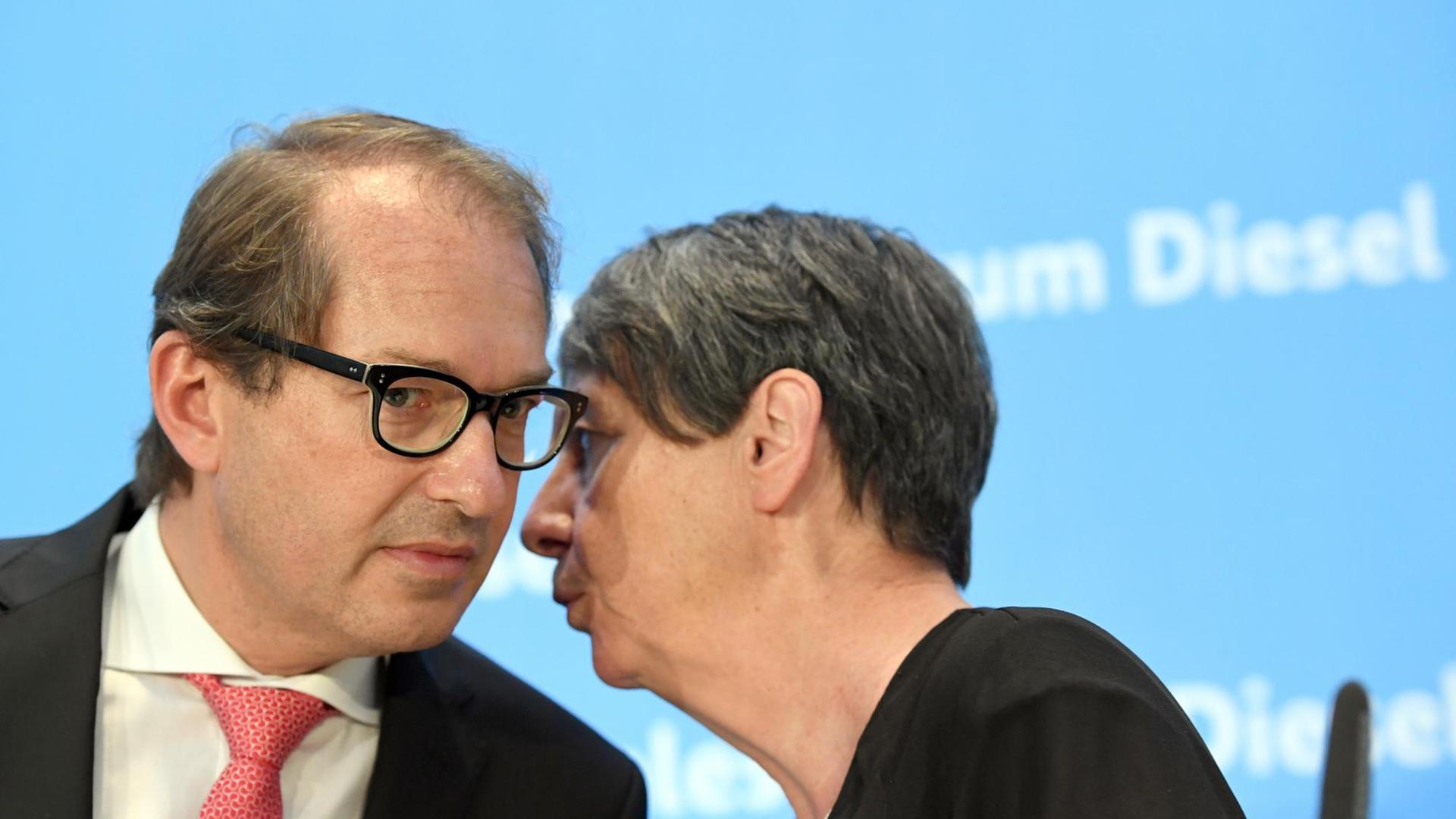 Bundesverkehrsminister Alexander Dobrindt (CSU) und Bundesumweltministerin Barbara Hendricks (SPD) besprechen sich in Berlin im Verkehrsministerium nach dem Diesel-Gipfel.