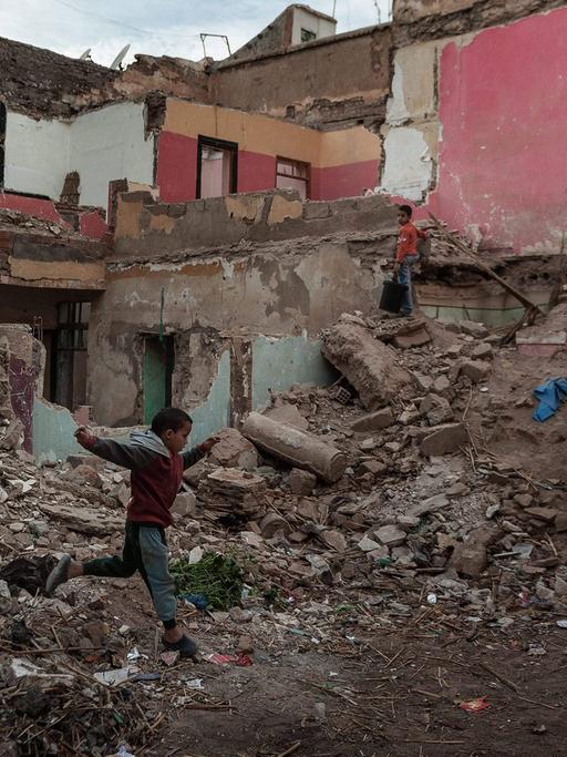 Alltag in Marrakesch: Ein Kind spielt in alten Ruinen.