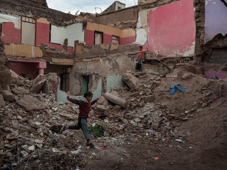 Alltag in Marrakesch: Ein Kind spielt in alten Ruinen.