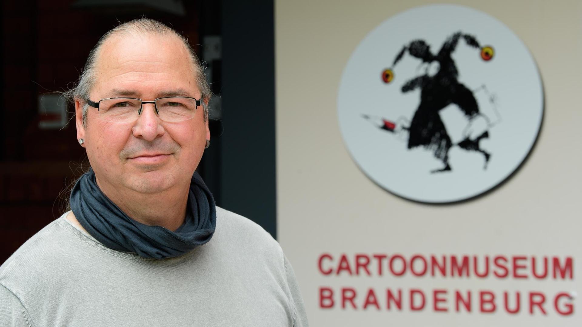 Museumsleiter Andreas Nicolai steht am Eingang zum Cartoonmuseum Brandenburg.