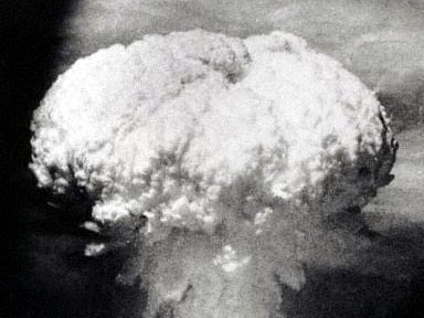 Nach der Explosion der vier Tonnen schweren Atombombe "Little Boy" über der japanischen Stadt Hiroshima am 6.8.1945 steigt eine pilzförmige Rauchwolke über der Stadt auf. Nach der Explosion der vier Tonnen schweren Atombombe "Little Boy" über der japanischen Stadt Hiroshima am 6.8.1945 steigt eine pilzförmige Rauchwolke über der Stadt auf.