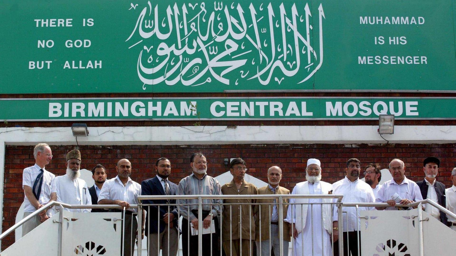 Britische Muslime vor der Moschee in Brimingham am 14. Juli 2005.