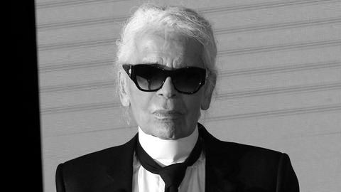 Schwarzweiß-Porträtfoto des Modeschöpfers Karl Lagerfeld