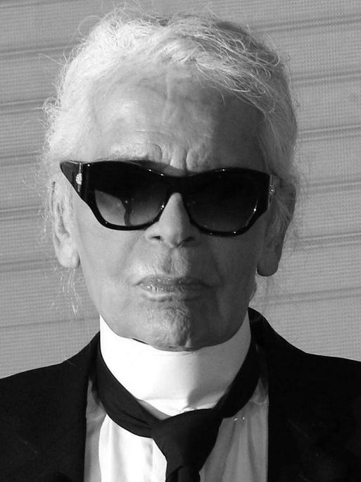 Schwarzweiß-Porträtfoto des Modeschöpfers Karl Lagerfeld