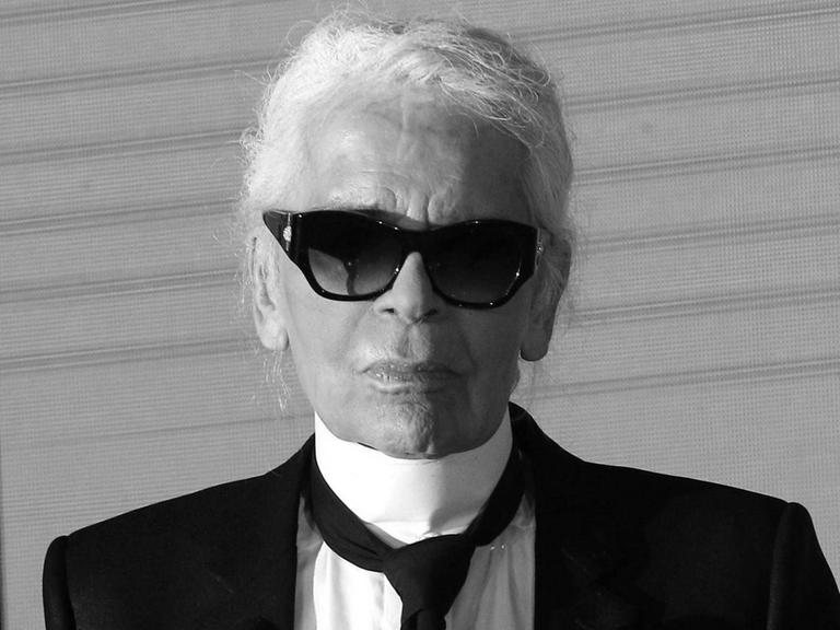 Schwarzweiß-Porträtfoto des Modeschöpfers Karl Lagerfeld