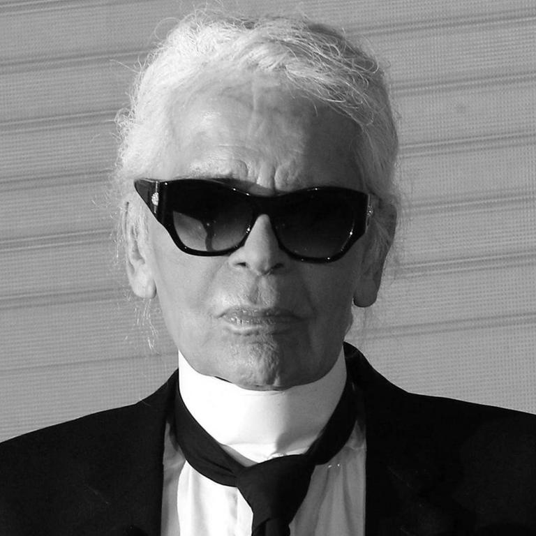 Schwarzweiß-Porträtfoto des Modeschöpfers Karl Lagerfeld