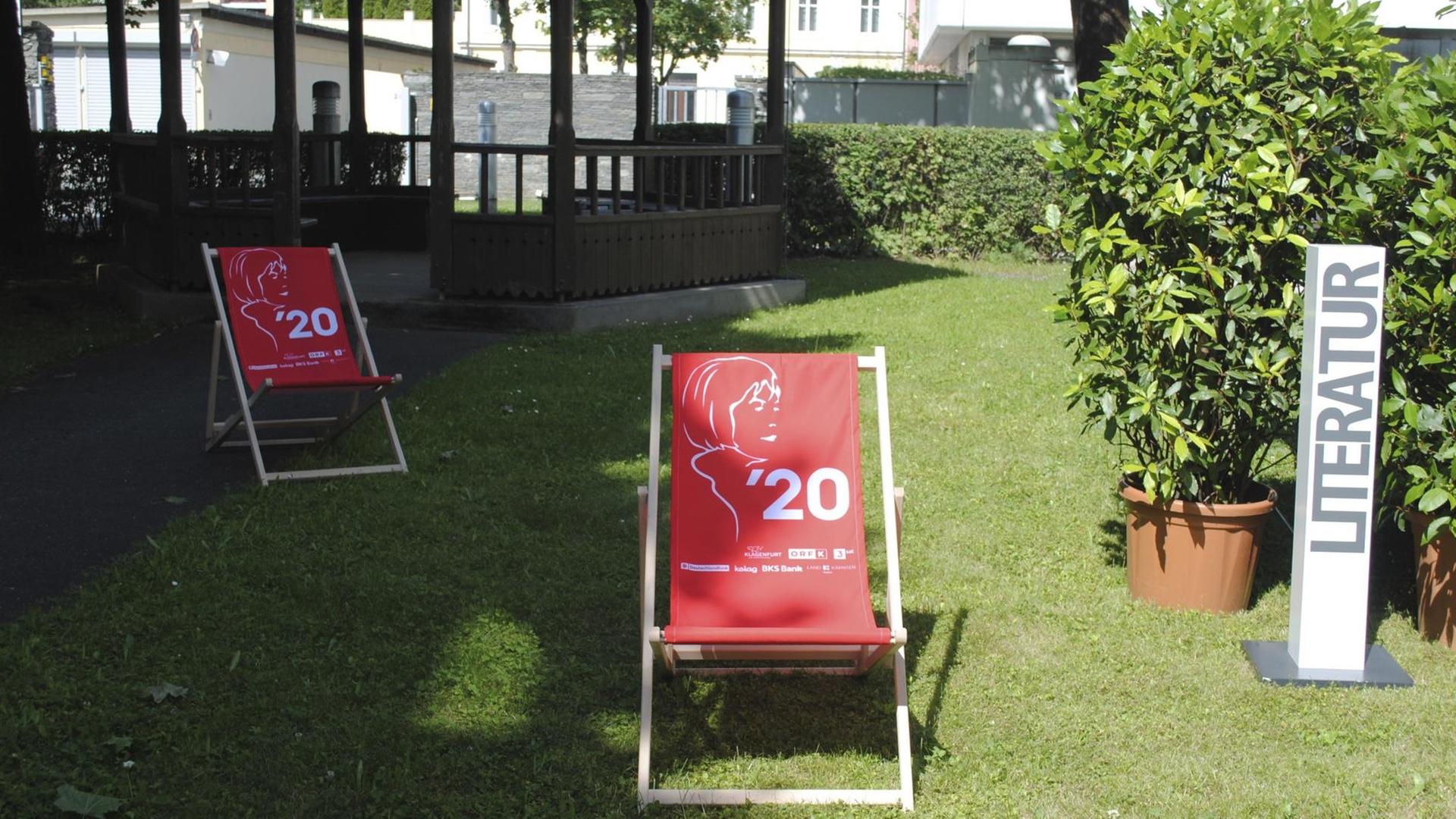 Zwei unbesetzte Bachmann-Liegestühle am 1. Tag des Online-Wettlesens im Rahmen der "44. Tage der deutschsprachigen Literatur" am Donnerstag, 18. Juni 2020, im Garten des ORF-Theaters in Klagenfurt.